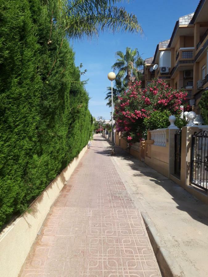 Punta Prima Pleasure With Private Parking In A Gated Community Close To The Beach Торрев'єха Екстер'єр фото