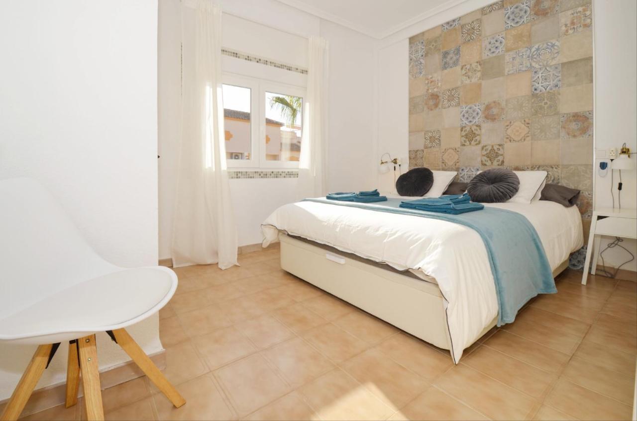 Punta Prima Pleasure With Private Parking In A Gated Community Close To The Beach Торрев'єха Екстер'єр фото