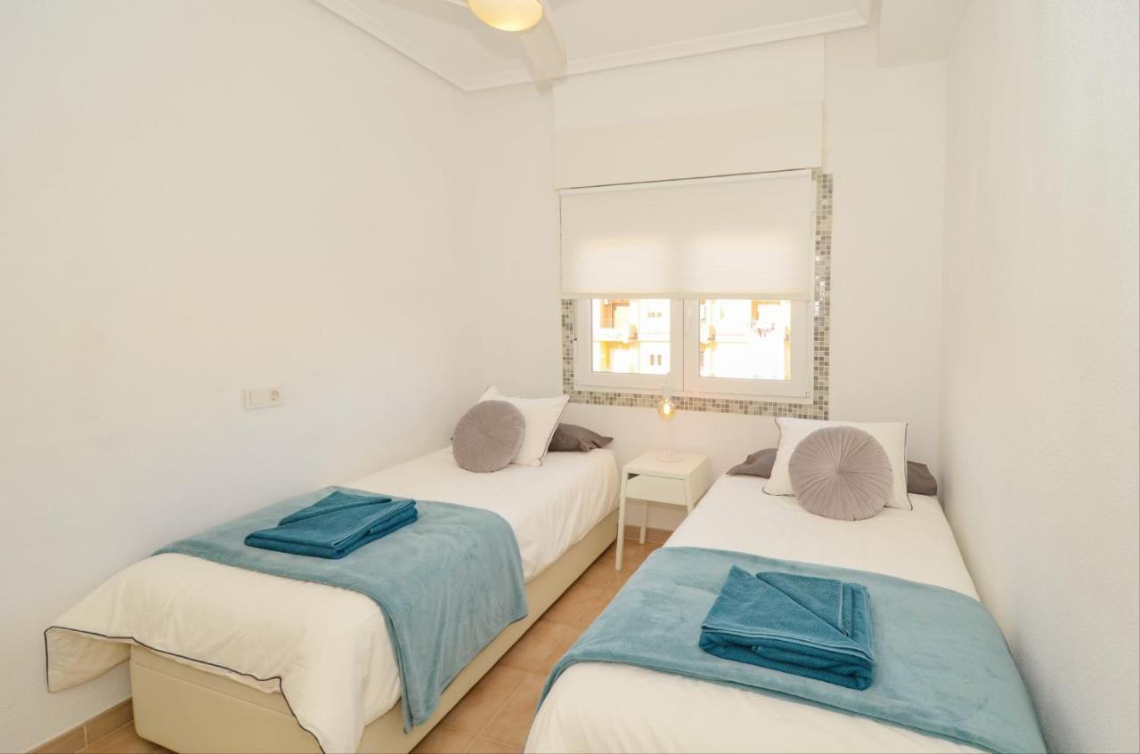 Punta Prima Pleasure With Private Parking In A Gated Community Close To The Beach Торрев'єха Екстер'єр фото