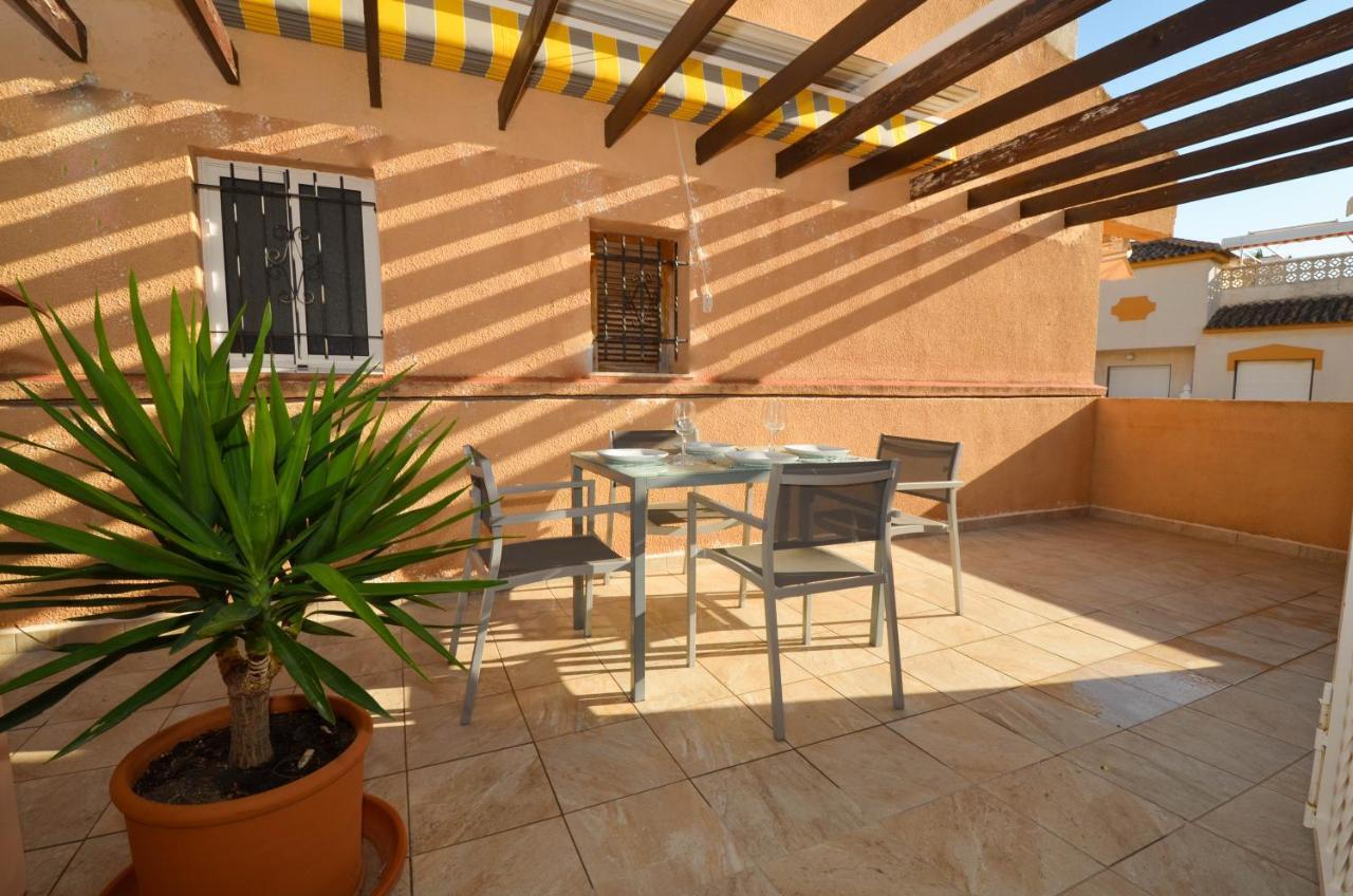 Punta Prima Pleasure With Private Parking In A Gated Community Close To The Beach Торрев'єха Екстер'єр фото